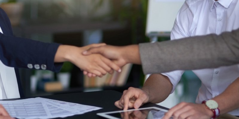 ¿Cómo pueden las organizaciones gestionar las relaciones con los proveedores de forma eficaz?